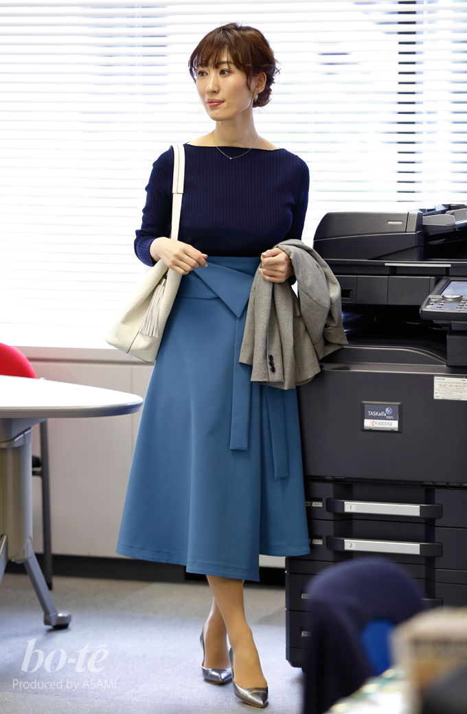 寒色系の色合わせで、スイートなフレアスカートをオフィスに似合う装いに6