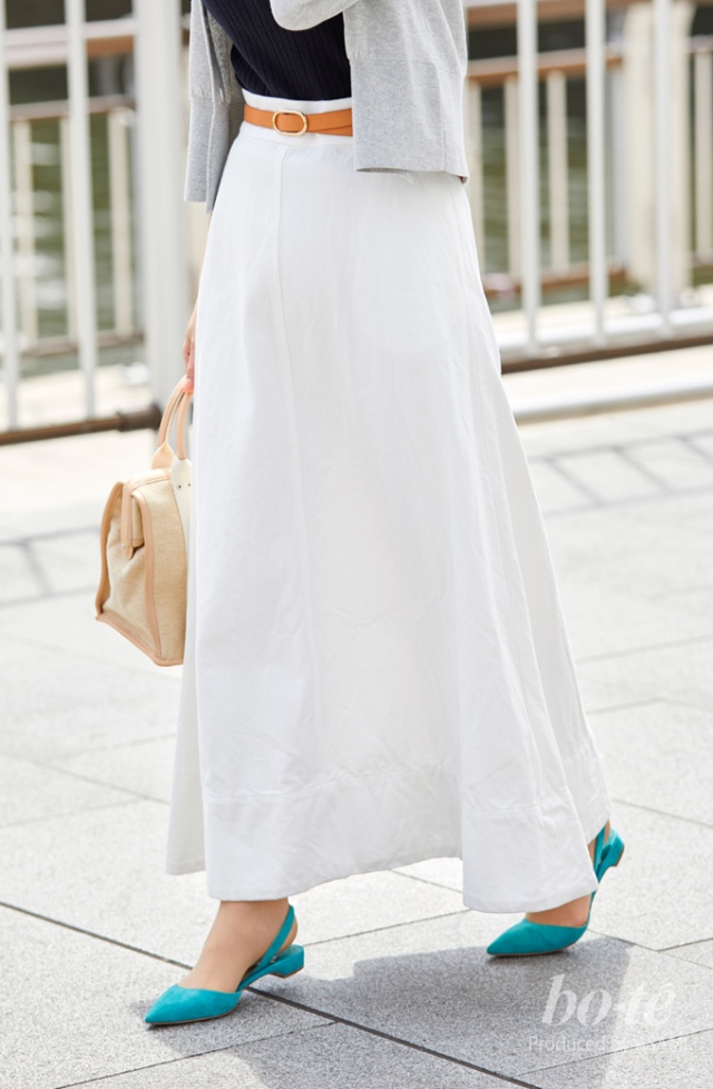 初夏の散策には、白のマキシスカートに、鮮やかカラーのフラット