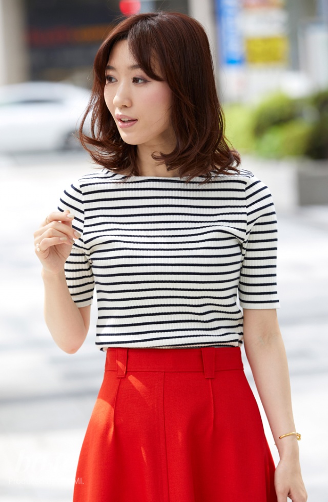レディなボーダートップスと合わせた大人の可愛さ引き立つカラー