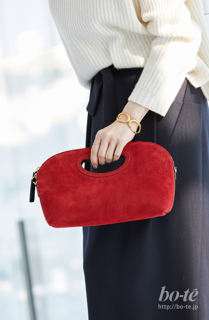 職場の女子会には、赤バッグをポイントにした“デキるセンパイ”らしい上品コーデで4