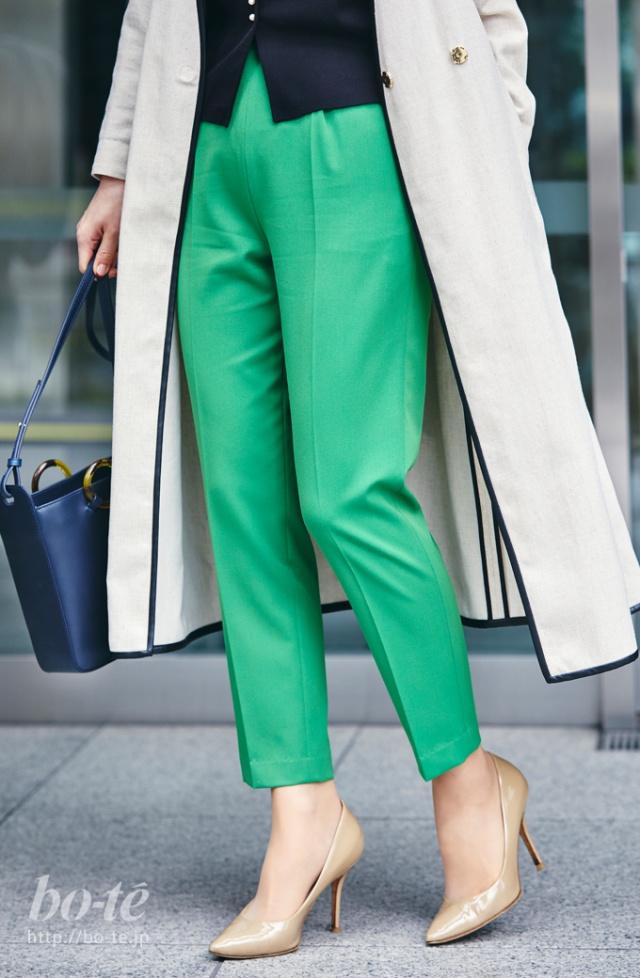 鮮やかなグリーンパンツに素敵コートを合わせて、キレイめカジュアルも ...