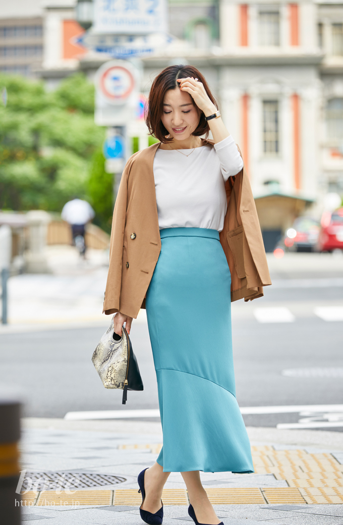 商談のある日のジャケットスタイルは、キレイなカラーの細身スカートで女性らしく1