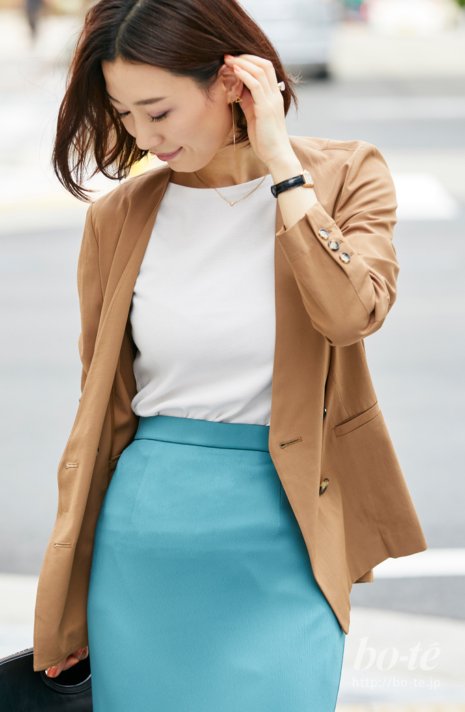 商談のある日のジャケットスタイルは、キレイなカラーの細身スカートで女性らしく2