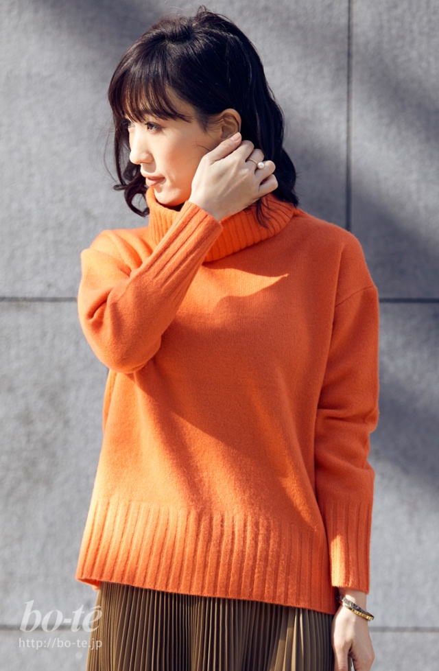 新年のご挨拶にはオレンジニットにまろやかベージュで、晴れやかな和み