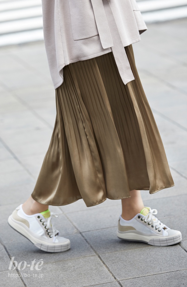 春のグレージュ系コーデは サテンスカート 白系スニーカーで明るさと透明感をアップ 3月22日 Bo Te ボーテ