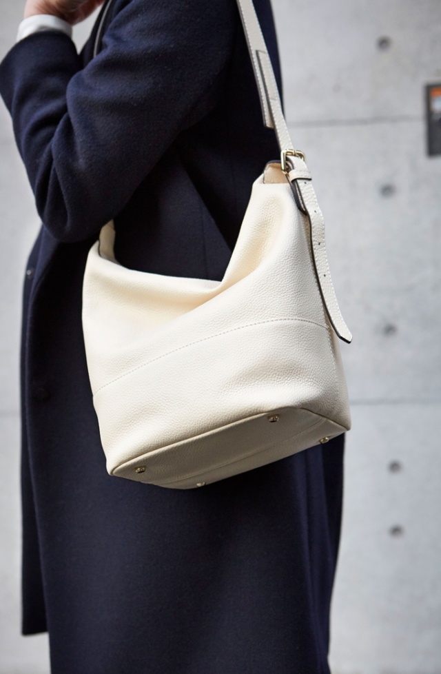 ワイドパンツ シルクブラウスでカッコよく仕上げたホワイトコーデ 2月24日 Bo Te ボーテ