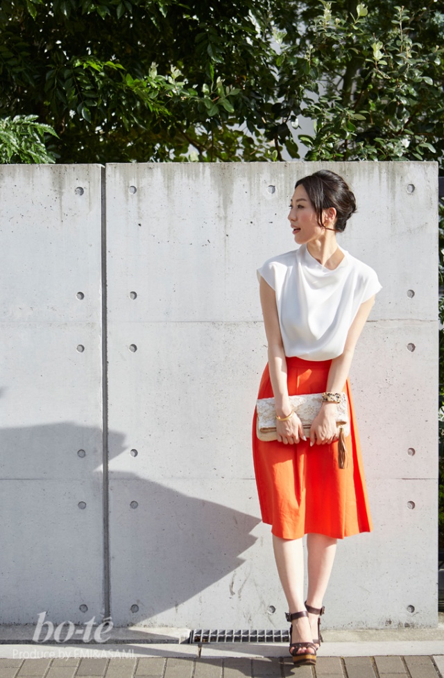 ホワイトトップス×オレンジスカートで叶える、真夏のふんわり  
