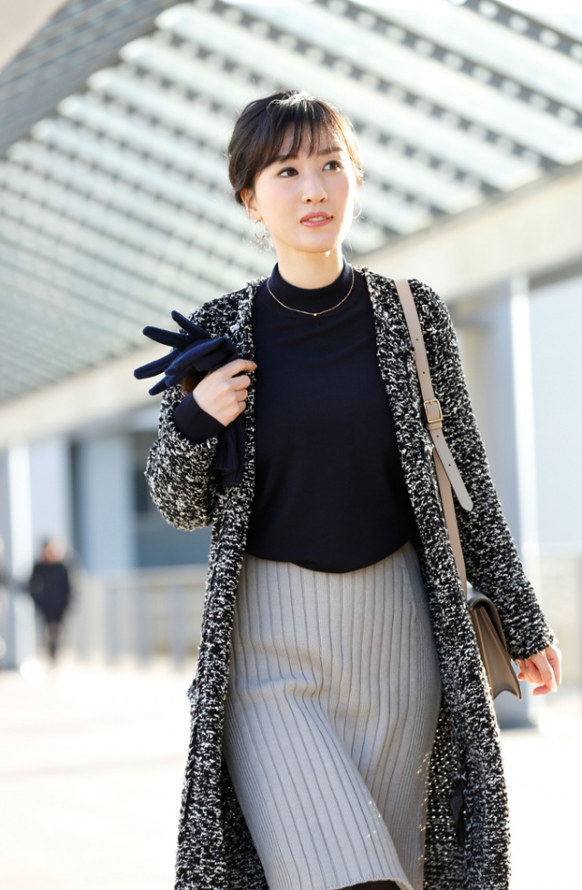 黒×白のニットコートとシンプルロングブーツで作るあったか通勤コーデ 