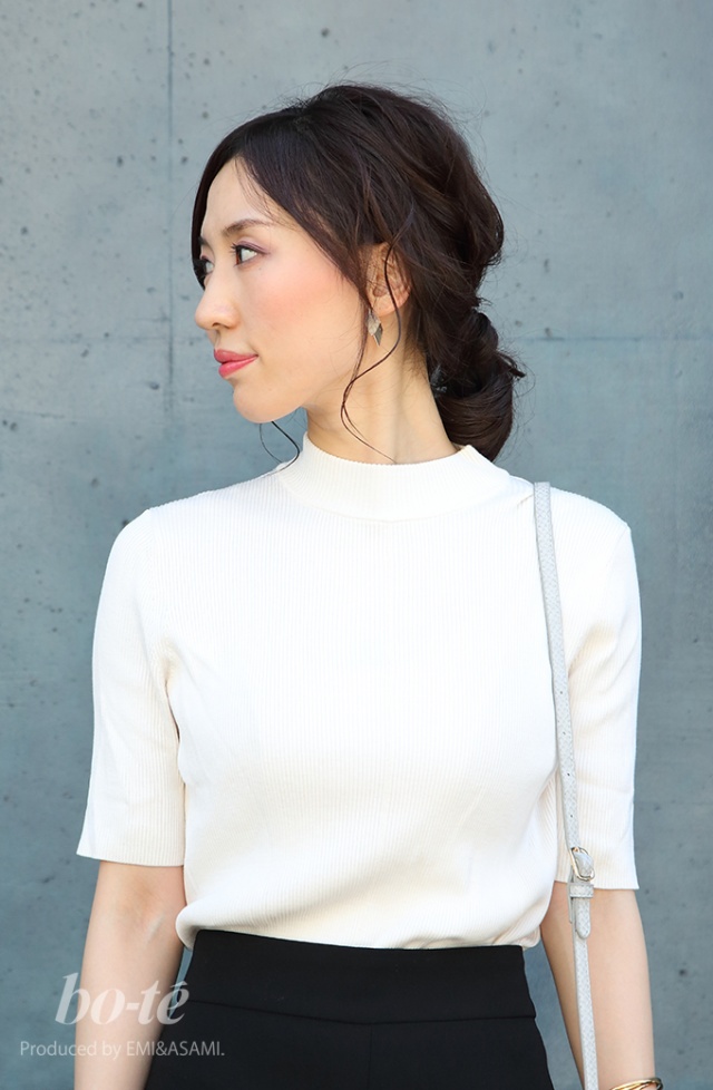 白のニット×黒のワイドパンツでメリハリを効かせたリラックスコーデ [9 